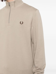 sweter z wysokim kołnierzem i haftowanym logo