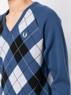 sweter w kratkę z haftowanym logo