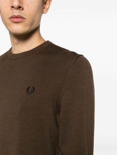 sweter z dzianiny z haftowanym logo