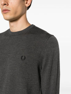sweter z melanżowego materiału z haftowanym logo