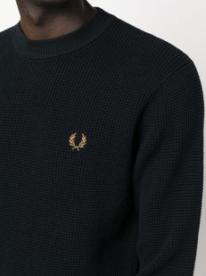 sweter z dzianiny waflowej z haftowanym logo
