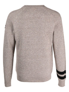 Sweter z haftowanym logo