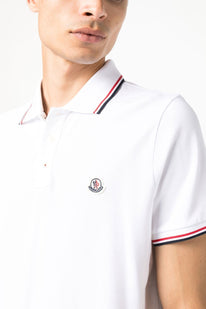 koszulka polo z krótkim rękawem i naszywką z logo